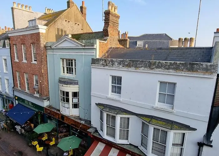 One Bed Top Floor, Brand New, Central Old Town